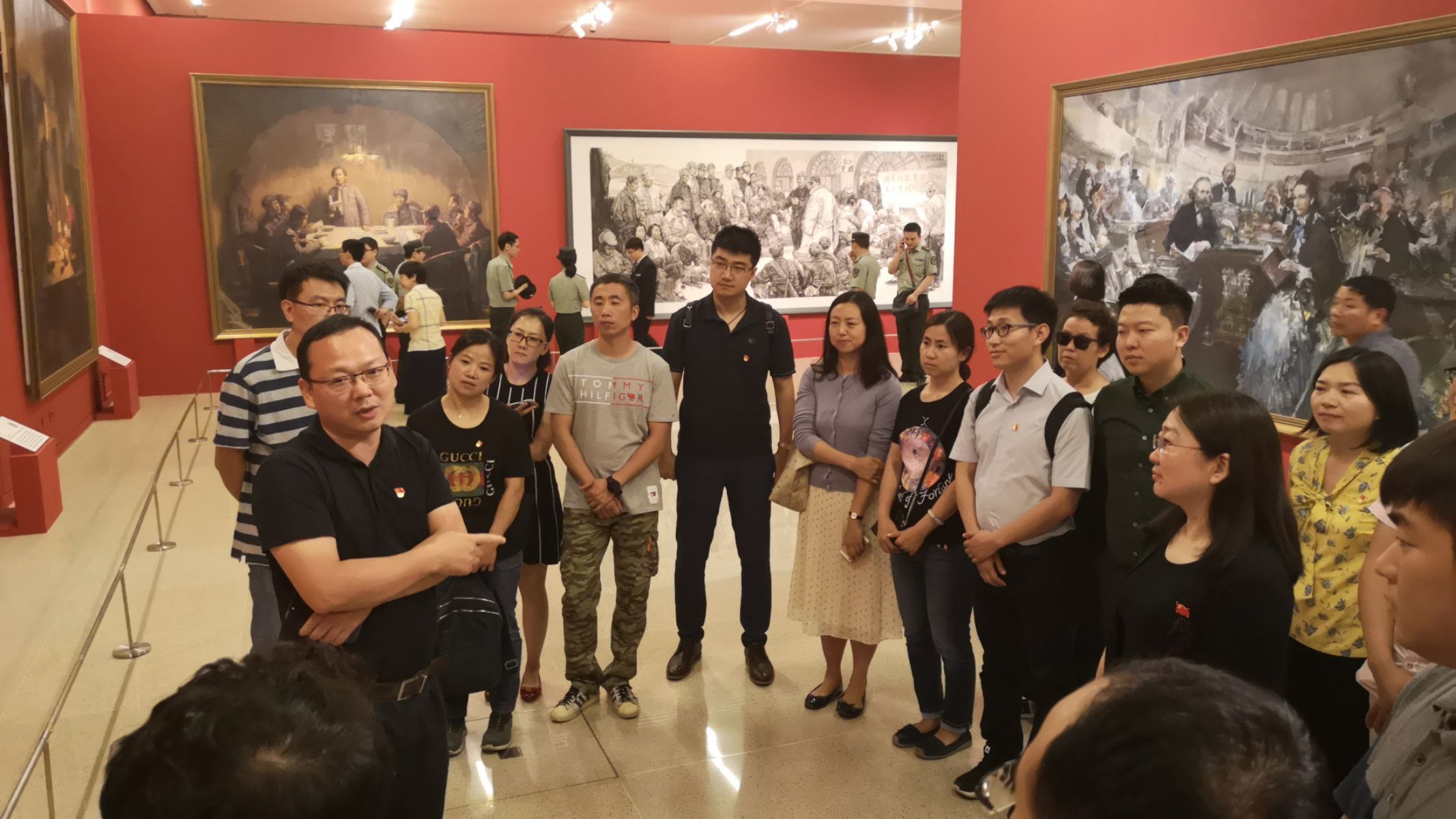 参观《真理的力量——纪念马克思诞辰200周年》主题展览